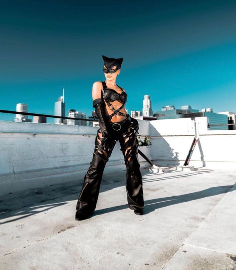 Saweetie Daily (@SaweetieDaily) / Twitter Halloween Costume For Party, Iconic Halloween Costumes, Best Celebrity Halloween Costumes, Celebrity Halloween, Icy Girl, Beloved Movie, Chloe Bailey, Celebrity Halloween Costumes, Cat Woman