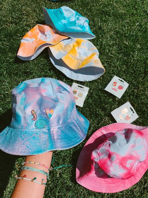 Bucket Hat Tie Dye, Bucket Hat Outfits, Ty Dye, Best Friend Bucket List, Bucket Hat Fashion, White Bucket Hat, Tie Dye Hat, Tie Dye Bucket Hat, Bottle Of Water