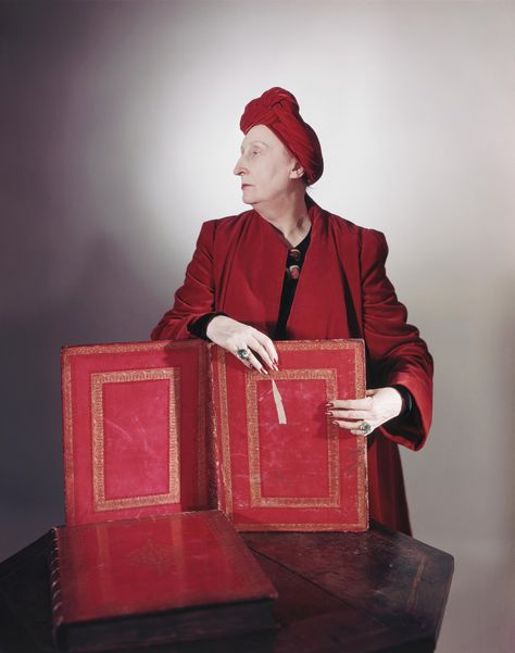 Edith Sitwell, Ring Styling, Horst P Horst, Holding A Book, Eccentric Style, Brimmed Hat, Turtleneck Dress, Tilda Swinton, Art Corner