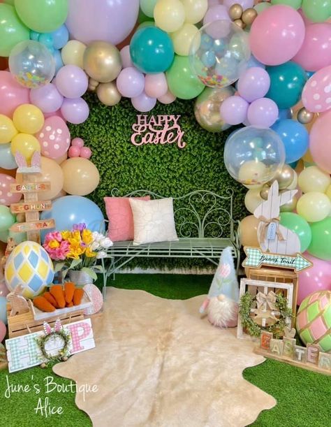 Easy Easter Photo Backdrop, Easter Diy Backdrops, Easter Decorations Outdoor Party, Spring Display Ideas, Easter Set Up, Easter Bunny Photoshoot Ideas, Easter Photobooth Ideas, Easter Ballons Arch, Easter Family Photoshoot