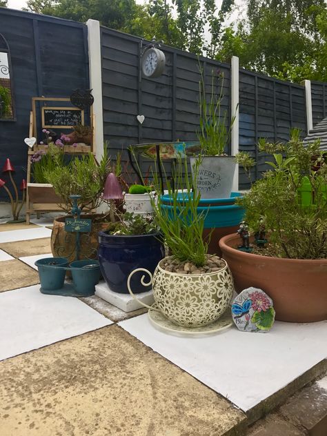 Wonderland - Back Garden Makeover 2017 Patio 1 Alice in Wonderland inspired. Checkerboard patio with cornflower blue fences & white fence posts. Wooden Fence Posts, Small Fence, Fence Plants, Modern Fence Design, Living Fence, Brick Fence, Lattice Fence, Horizontal Fence, Fence Styles