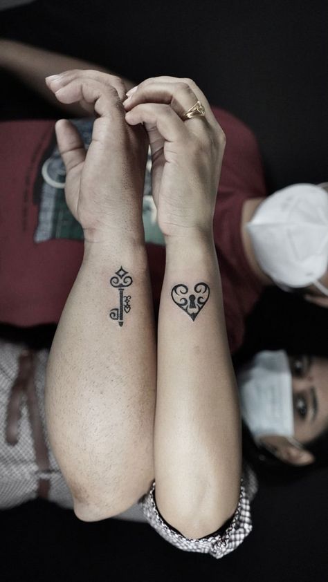 Heart And Key Tattoo For Couples, Tiny Tattoo Finger, Key Couple Tattoo, Flower Tattoo Spine, Tattoo Ideas Couples, Couples Tattoo Ideas, Butterfly Tattoo Back, Best Friends Tattoo, Women Tattoo Ideas