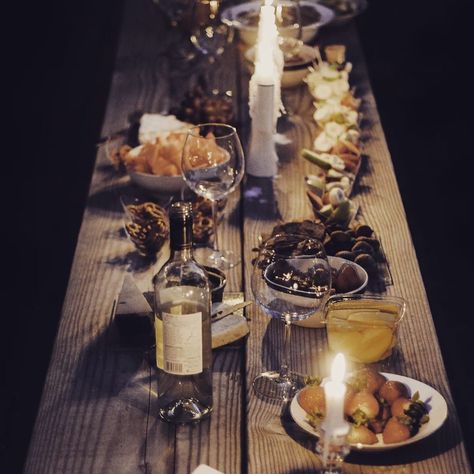 The Fig and Fern Market on Instagram: “#tiptuesday It doesn’t take fancy porcelain dishes or expensive glassware to exude the feeling of opulence and refinement. You can create…” Expensive Glassware, Perfect Dinner Party, Porcelain Dishes, Potluck Dinner, Fall Dinner Party, Outdoor Dinner Parties, Diner Recept, Outdoor Dinner, Healthy Holidays