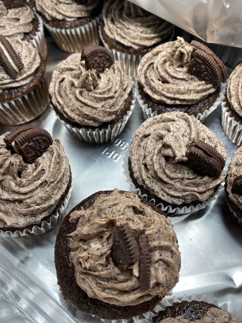 Try making these delicious oreo cupcakes! Quick tip if you do try them out: make sure the Oreos are fully crushed in the frosting, otherwise they will get stuck in your piping bag. Other than that, I had no troubles! Oreo Cupcakes, Cupcake Tins, Oreo Cookie, Love Chocolate, Oreo Cookies, Cupcakes Decoration, Cake Ideas, You Really, Oreo