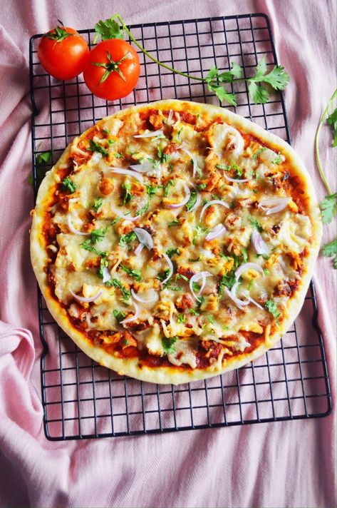 Chicken Tikka Pizza, Tikka Masala Pizza, Pizza With Chicken, Kasuri Methi, Chicken Pizza Recipes, Food Fusion, Vegan Junk Food, Iftar Recipes, Fusion Dishes