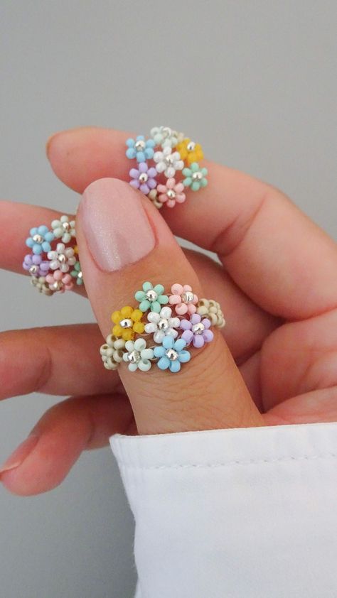 Tutorial in my YouTube channel link in bio.Beaded flower ring 🌸 | Instagram Flower Seed Bead Ring Tutorial, Beaded Flower Jewelry, Seed Bead Flower Bracelet Tutorial, Beaded Ring Patterns, Beaded Rings Ideas, Beaded Flowers Patterns Tutorials, Flower Ring Beads, Seed Bead Rings Tutorial, Bead Rings Tutorial