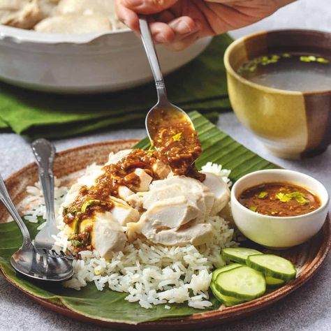 Easy Hainanese Chicken Rice (Kao Mun Gai) Recipe & Video Khao Mun Gai Recipe, Khao Mun Gai, Khao Man Gai Recipe, Khao Man Gai, Hot Thai Kitchen, Thai Chicken Noodles, Pork Satay, Hainanese Chicken Rice, Thai Street Food Recipes