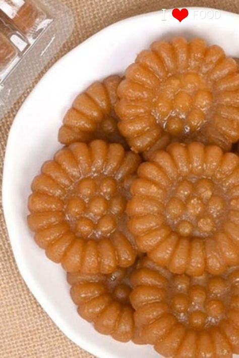 Traditional Korean Sweets, Korean Honey Cookies, Honey Biscuits Korean, Korean Traditional Dessert, Korean Sweets Desserts, Yakgwa Cookies, Yakgwa Recipe, Korean Dessert Aesthetic, Korean Dessert Recipes