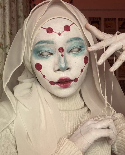 Demon Slayer Spider Mother Cosplay, Hijab Halloween Costumes, Hijabi Cosplayers, Face Paint Cosplay, Cosplay Ideas Women Anime, Demon Slayer Makeup, Hijabi Cosplay, Hijab Cosplay, Cosplaystyle Female