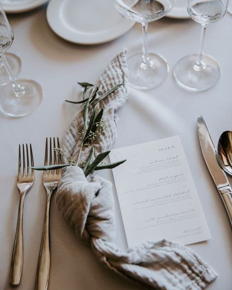 Melissa Gayle on Instagram: “These dinner napkin knots are the newest trend I am seeing now at weddings. I'm digging how they add a less stuffy look to the dinner…” Napkin Knots For Wedding, Tied Napkins Place Settings, Tied Napkins Wedding, Knotted Napkin Place Setting, Menu Inside Napkin Wedding, Wedding Table Setting Knotted Napkin, White Napkins, Wedding Place Settings, Napkin Folding