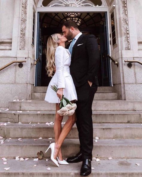 Courthouse Wedding Photos, Courthouse Wedding Dress, Short Wedding Dresses, Registry Office Wedding, Elegant Bridal Gown, Civil Wedding Dresses, Wedding Court, City Hall Wedding, Wedding Dress Fabrics