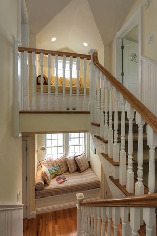 Cottage Staircase, Design Hall, Under The Stairs, Dream Life House, Dream House Interior, Dream House Plans, Staircase Design, Pretty House, Dream House Decor