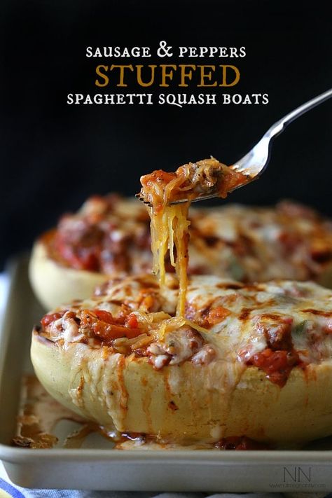 This sausage and peppers stuffed spaghetti squash is the perfect way to use up all that winter squash. Deliciously filling and super simple to make. Spaghetti Squash Recipes With Hamburger, Squash Recipes Low Carb, Keto Spaghetti Squash Recipes, Recipes With Hamburger, Keto Spaghetti Squash, Best Spaghetti Squash Recipes, Sausage And Spaghetti Squash, Keto Spaghetti, Parmesan Spaghetti Squash