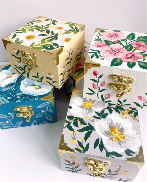 Wood Box Painting Ideas Aesthetic, Painted Wooden Jewelry Boxes, Paint Box Ideas, Decorative Boxes Diy, Painting Boxes Ideas, Painted Jewelry Boxes Diy, Box Painting Ideas Aesthetic, Painted Box Ideas, Wood Box Painting Ideas