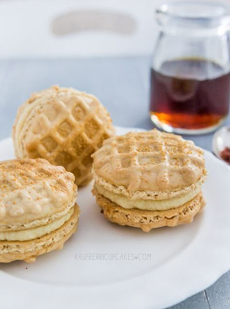 Waffle Macarons with Maple Bacon Buttercream by raspberri cupcakes, via Flickr Macaron Pistache, Macaron Flavors, Macaron Cookies, French Macaroons, Slow Cooker Desserts, Macaroon Recipes, Macaron Recipe, Maple Bacon, Think Food