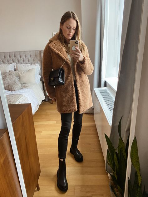 Chunky Chelsea Boots Outfit Women, Style Chunky Chelsea Boots, Chelsea Boots Outfit Winter, Chunky Chelsea Boots Outfit, Sherpa Coat Outfit, Chelsea Boots Women Outfit, How To Style Chunky Boots, Chelsea Boot Outfits Women, Calf Boots Outfit