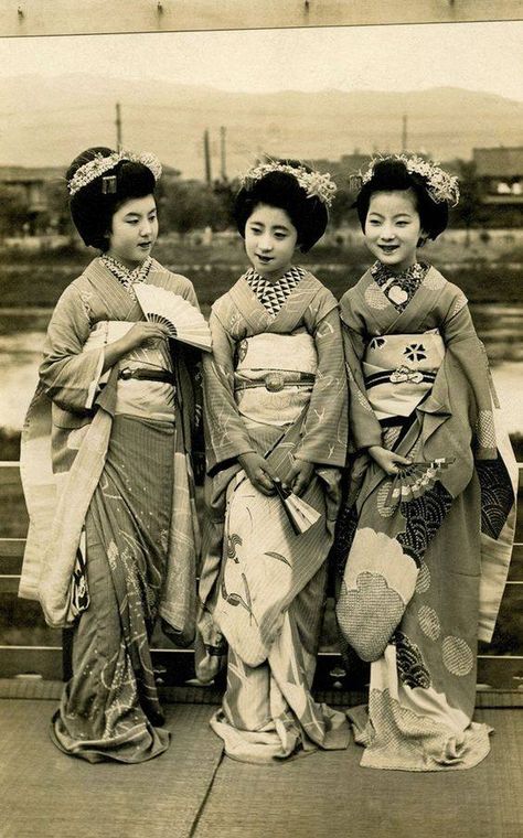 A snapshot of fashion history, Japan, 1910s. Taisho Period, Japan History, Japanese Dress, Japanese Geisha, Ukiyo E, Maneki Neko, Japan Art, 1920s Fashion, Vintage Japan