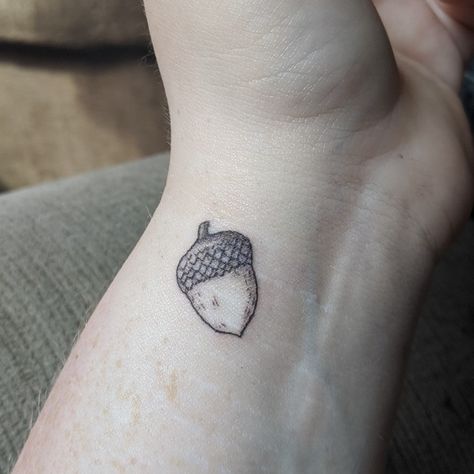 Acorn tattoo Nut Tattoo, Thimble Tattoo, Tattoo Mushroom, Pinecone Tattoo, Acorn Tattoo, Button Tattoo, Mushroom Tattoos, Vine Tattoos, Hand Poked Tattoo