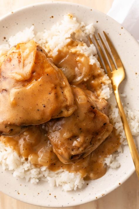 Smothered Chicken Thighs with Gravy and Rice Chicken Thighs With Gravy, Best Smothered Chicken Recipe, Cajun Dessert Recipes, Chicken Rice And Gravy, Smothered Chicken Thighs, Gravy And Rice, Southern Smothered Chicken, Southern Chicken And Rice, Smothered Chicken Recipe