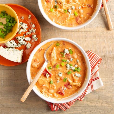 Buffalo Chicken Chili Slowcook Recipes, Buffalo Chicken Chili Recipe, Buffalo Chicken Chili, Ranch Chicken Recipes, Chowder Soup, Shredded Chicken Recipes, Crockpot Recipe, Crab Dip, Chicken Chili Recipe