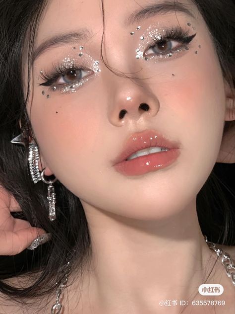 Douyin Rhinestone Makeup, Cool Douyin Makeup, Cute Sparkly Makeup, Douyin Birthday Makeup, Douyin Makeup For Hooded Eyes, Make Up With Rhinestone, Prom Makeup Sparkly, Black Rave Makeup, Rhinestone Face Makeup