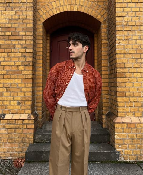 Paris Fashion Casual, Brown Pants Outfit, Interview Suits, Men Fashion Photoshoot, Mens Fashion Fall, Mens Fall, Red Outfit, Model Pictures, Latest Pics