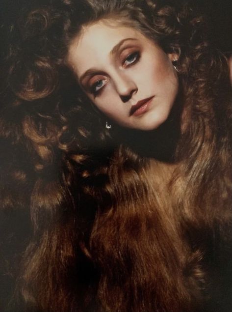 Pre Raphaelite Makeup, Carol Kane 70s, Carole Kane, 80s Womens Hair, 1800s Makeup, Whimsigoth Hair, 70s Actresses, Victorian Makeup, Carol Kane