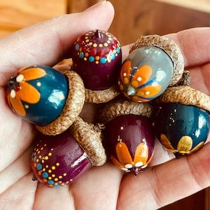 Painted Acorns, Acorn Decorations, Christmas Decs, Acorn Crafts, Hello Fall, Hello Autumn, Fall Crafts, Painting Crafts, Accent Colors