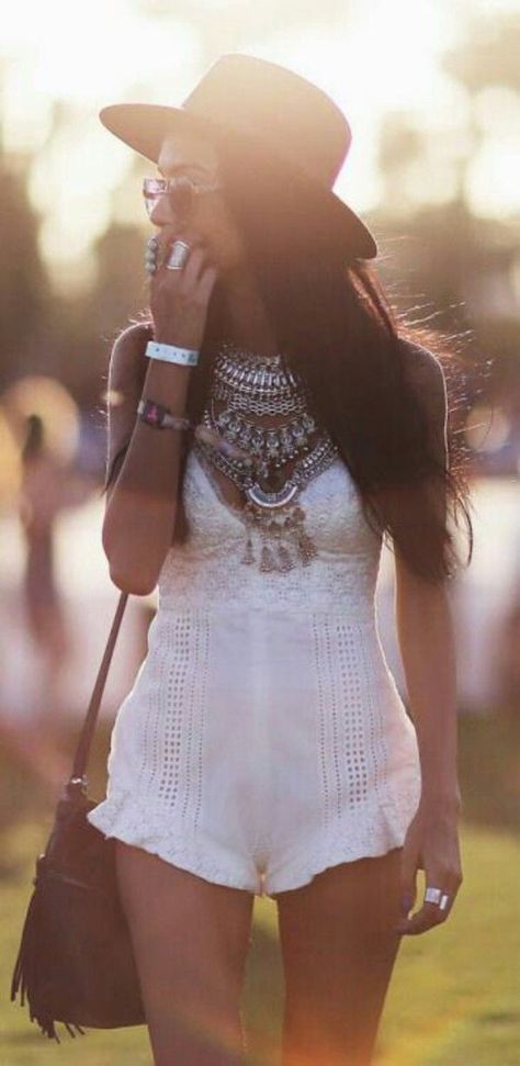 Boho Necklace + Fringe Bag + Crochet Romper - Coachella Style Festival Fashion Moda Coachella, Look Da Festival, Look Hippie Chic, Stile Boho Chic, Moda Hippie, Look Boho Chic, Boho Mode, Look Festival, Festival Trends