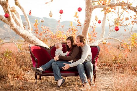 couch outside Creative Card Ideas, Outdoor Christmas Photos, Family Holiday Pictures, Christmas Baby Pictures, Christmas Poses, Photography Mini Sessions, Xmas Photos, Red Couch, Fall Family Photo Outfits