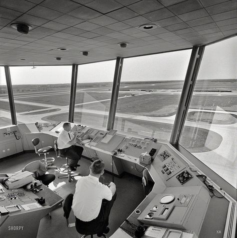 1962 ... control tower - Dulles Tower Interior, Airport Reading, Airport Tower, Airport Architecture, Shorpy Historical Photos, Dulles International Airport, Chantilly Virginia, Control Tower, Frankfurt Airport