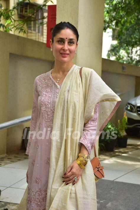 Kareena Kapoor Wedding Pics, Kareena Kapoor Suits Outfits, Kareena Kapoor Kurti, Kareena Kapoor Indian Wear, Kareena Kapoor Khan Indian Wear, Kareena Kapoor Khan Casual, Kareena Kapoor Suit, Kareena Kapoor Style, Kareena Kapoor Outfits