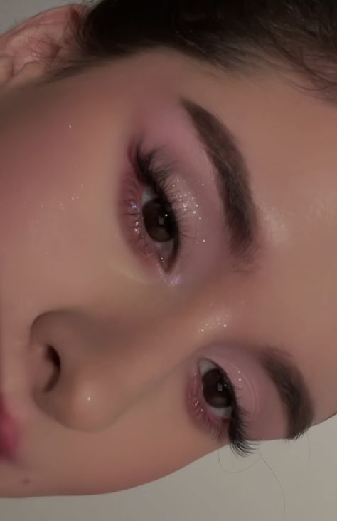 Eyeshadow Looks Light Pink, Light Pink Glitter Eye Makeup, Pink Eye Makeup Brown Eyes, Sweet 16 Makeup Ideas Pink, Pink Waterline Makeup, Pink And Gold Makeup Looks, Pink Glittery Eye Makeup, Sparkle Makeup Looks, Cute Pink Makeup Looks