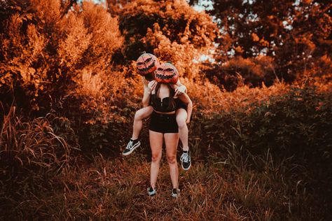 Photo by Cassie Fontenot: https://www.pexels.com/photo/women-with-curved-pumpkin-masks-standing-on-the-green-grass-13290242/ Halloween Pumpkin Head Photoshoot, Pumpkin Head Photoshoot Friends, Cute Halloween Pictures, Halloween Photoshoot Ideas, Pumpkin Head Photoshoot, Spooky Photoshoot, Head Photoshoot, Halloween Pumpkin Head, Pumkin Carving