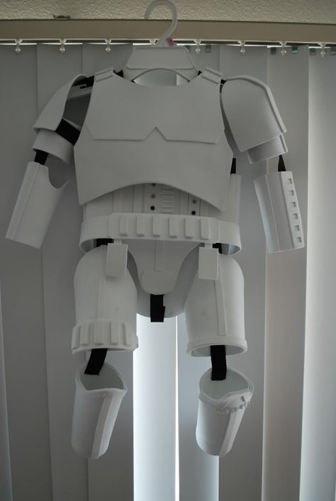 Diy Storm Trooper Costume, Captain Phasma Costume, Stormtrooper Costume, School Cosplay, Disfraz Star Wars, Storm Trooper Costume, Foam Armor, Stormtrooper Helmet, Costume Armour