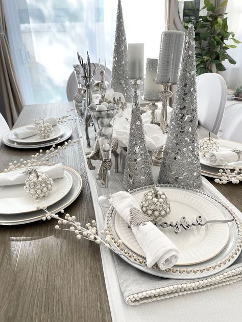 White And Silver Tablescapes, White And Silver Christmas Tablescapes, White And Silver Christmas Table Decor, Christmas Silver Decorations, Gray And White Christmas Decor, Silver And White Christmas Table Decor, Christmas Table Settings Silver, Silver And White Table Setting, Silver Christmas Table Settings