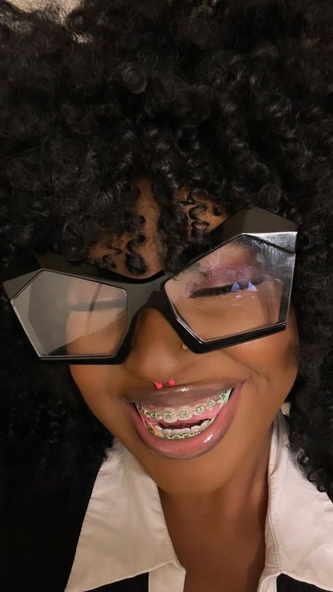 Braces Black Women, Brace Colors, Braces Colors Combinations, Braces Ideas, Green Braces, Braces Colors Ideas, Jewelry Teeth, Braces And Glasses, Gold Braces