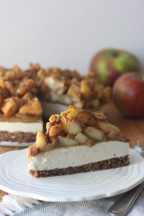 Vegan Caramel Apple Cheesecake Cheesecake With Pecan Crust, Pecan Crust Recipe, Apple Cheesecake Recipes, Vegan Caramel Apple, Pecan Crust, Raw Cheesecake, Caramel Apples Recipe, Cheesecake Vegan, Healthy Cheesecake