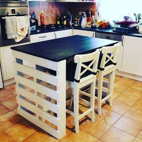 Pallet Island, Dröm Hus Planer, Pallet Kitchen Island, Pallet Kitchen, Pallet Decor, Wooden Pallet Projects, Patio Furniture Ideas, Diy Kitchen Island, Pallet Furniture Outdoor