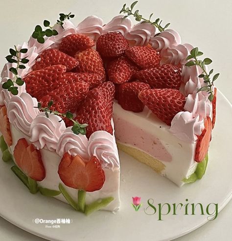 Mousse Cake Decoration Ideas, Strawberry Birthday Cake Aesthetic, Strawberry Themed Cake, Strawberry Cake Aesthetic, Dessert Strawberry, Dessert Mousse, Fruit Cakes, Pastel Cakes, Food Icon