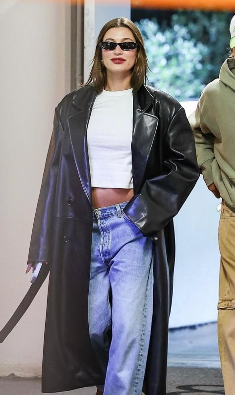 Hailey Bieber Oversized Jacket, Hailey Bieber Oversized Leather Jacket, Heily Bieber Outfits, Hailey Bieber Outfits Winter, Hailey Bieber Casual Outfits, Haylie Bieber Outfits, Styling Leather Jacket, Haylie Bieber, Leather Coat Outfit