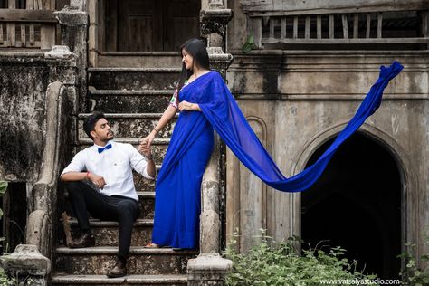 Sarees For Pre Wedding Shoot, Saree Poses For Pre Wedding, Tredisnal Pre Wedding Shoot, Long Saree Couple Photoshoot, Saree Pre Wedding Shoot, Prewedding Photography Saree, Pre Wedding Saree Photoshoot, Pre Wedding Shoot In Saree, Saree Pre Wedding Photoshoot