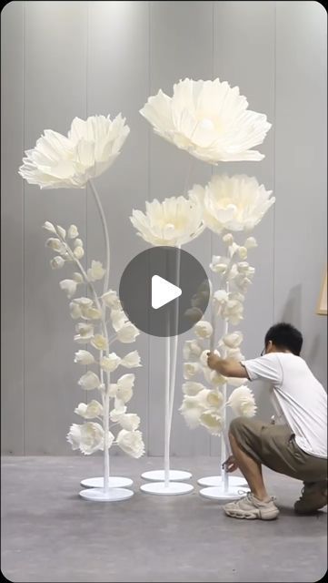 Giant Flowers Wedding, Giant Flower Backdrop, Hobby Aesthetic, Large Floral Arrangements, Large Flower Arrangements, Flower Installation, Wedding Buffet, Large Paper Flowers, Craft Decor