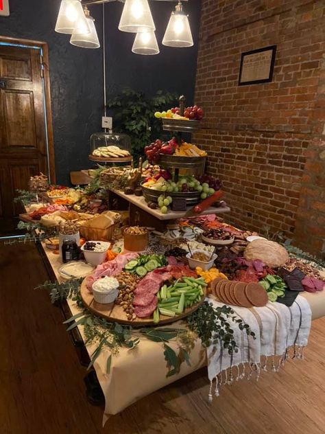 Grazing Table For 30 People, Catering Food Displays Presentation, Charcuterie Island, Large Charcuterie Board Ideas, Alanna Wedding, Wedding Appetizer Table, Rustic Food Display, Catering Presentation, Holiday Jam