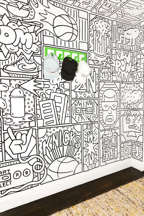 Cartoon Mural Art, Wall Graffiti Ideas Simple, Graffiti On Black Wall, Entryway Mural, Doodle Mural, Cartoon Mural, Black And White Mural, Doorway Ideas, Black And White Graffiti Art Murals