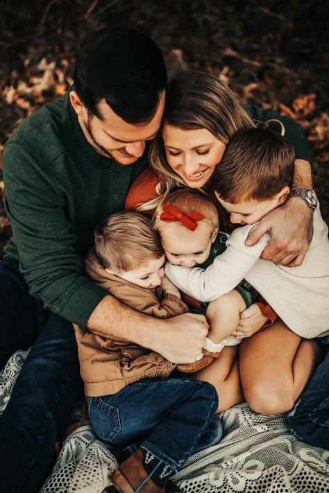 Family Christmas Pictures Family Of 5, Family Photo Poses Young Children, Indoor Fall Family Photoshoot, Family Pictures By Christmas Tree, Creative Fall Family Photoshoot, Family On Blanket Photos, Family At Christmas Aesthetic, Family Photos With Tripod, Sitting Poses Family Photography