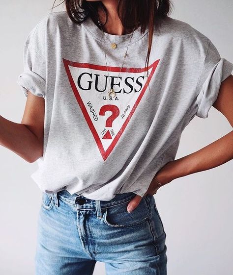 styling graphic tee, guess t-shirt, styling t-shirt, styling jeans and tee, graphic tee style, fall fashion Guess Clothing, Casual Skirt Outfits, Pinterest Fashion, Tshirt Outfits, Guess Jeans, Inspiration Mode, Clothing Ideas, Ladies Dress Design, Outfits Casuales