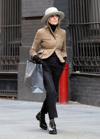 How to Wear a Beige Wool Hat For Women (98 looks & outfits) | Women's Fashion | Lookastic.com Dianne Keaton, Diane Keaton Style, Annie Hall, Black Leather Oxfords, Mode Chanel, Diane Keaton, Nyc Shopping, Ageless Style, Advanced Style