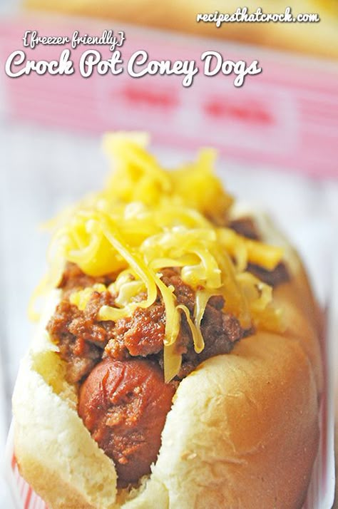 Crock Pot Coney Dogs! Slow Cooker Chili Dog Recipe that is #FreezerFriendly #CrockPot Coney Dog Sauce, Coney Dogs, Chili Dog Chili Recipe, Coney Sauce, Coney Dog, Chili Dog, Crock Pot Food, July Recipes, Bloc Party