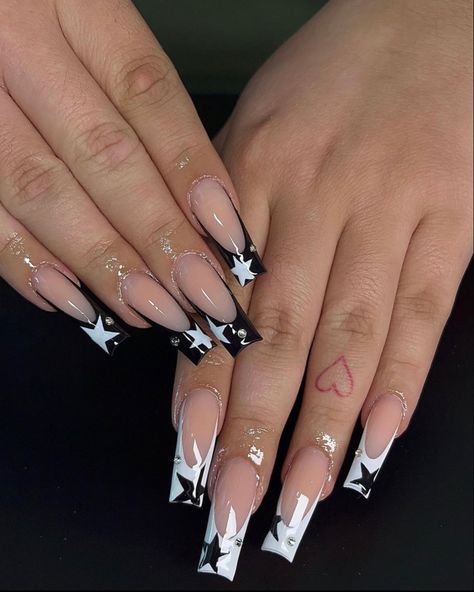 Long Acrylic Nails Stars, Long Square Acrylic Nails Star, French Tip Acrylic Nails With Nail Art, Black And White Frenchies Nails, Acrylic Nails Ideas Y2k Short, Stars French Tip Nails, Black And White Star Nails Acrylic Y2k, Star Nail Designs Coffin, Star Designs Nails